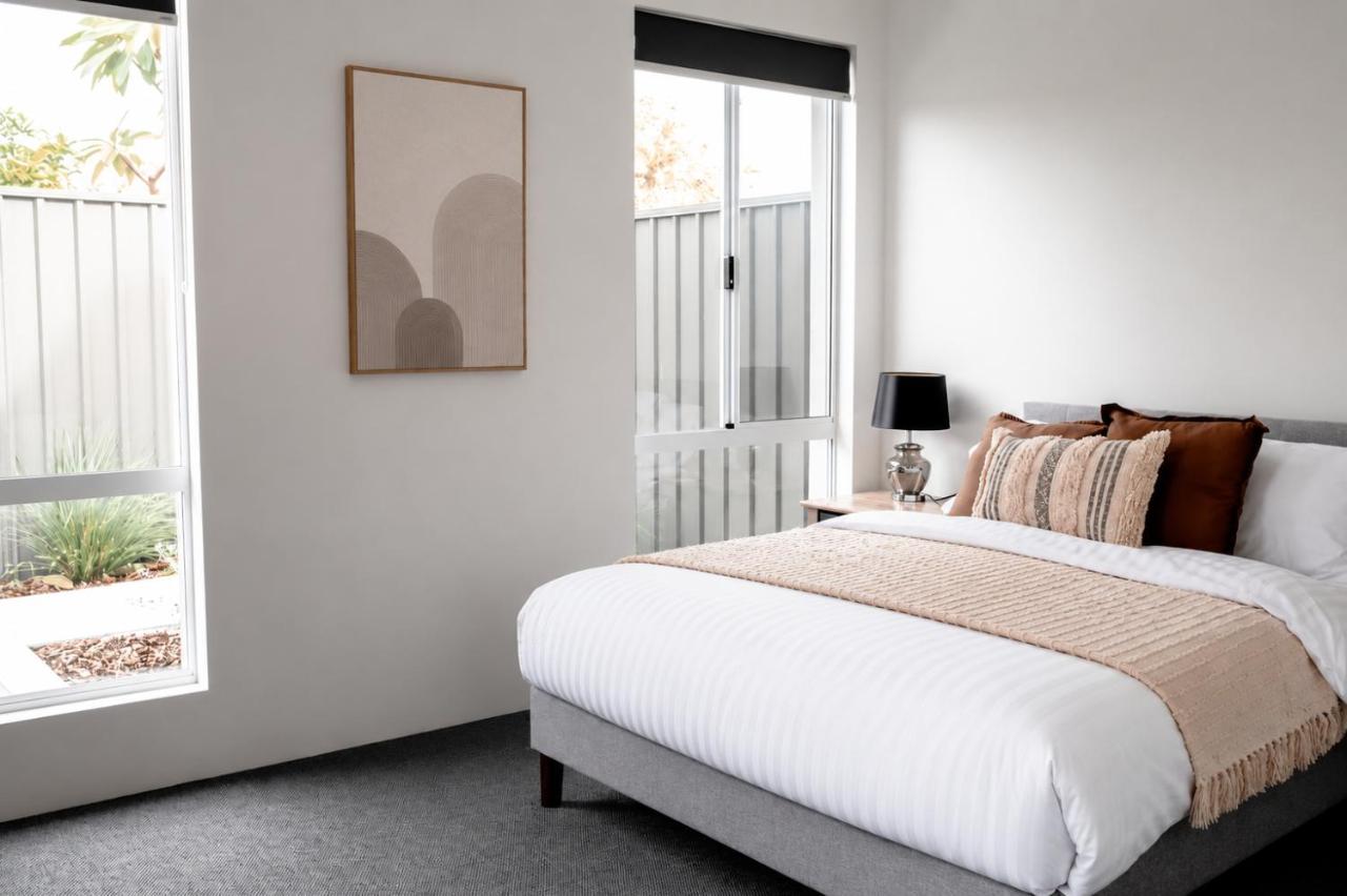 Luxe 4BR - Sleeps 8 - East Vic Park - Free Parking - Walk to Train - B&B Perth