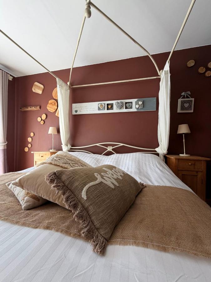 Habitación con cama grande y bañera de hidromasaje