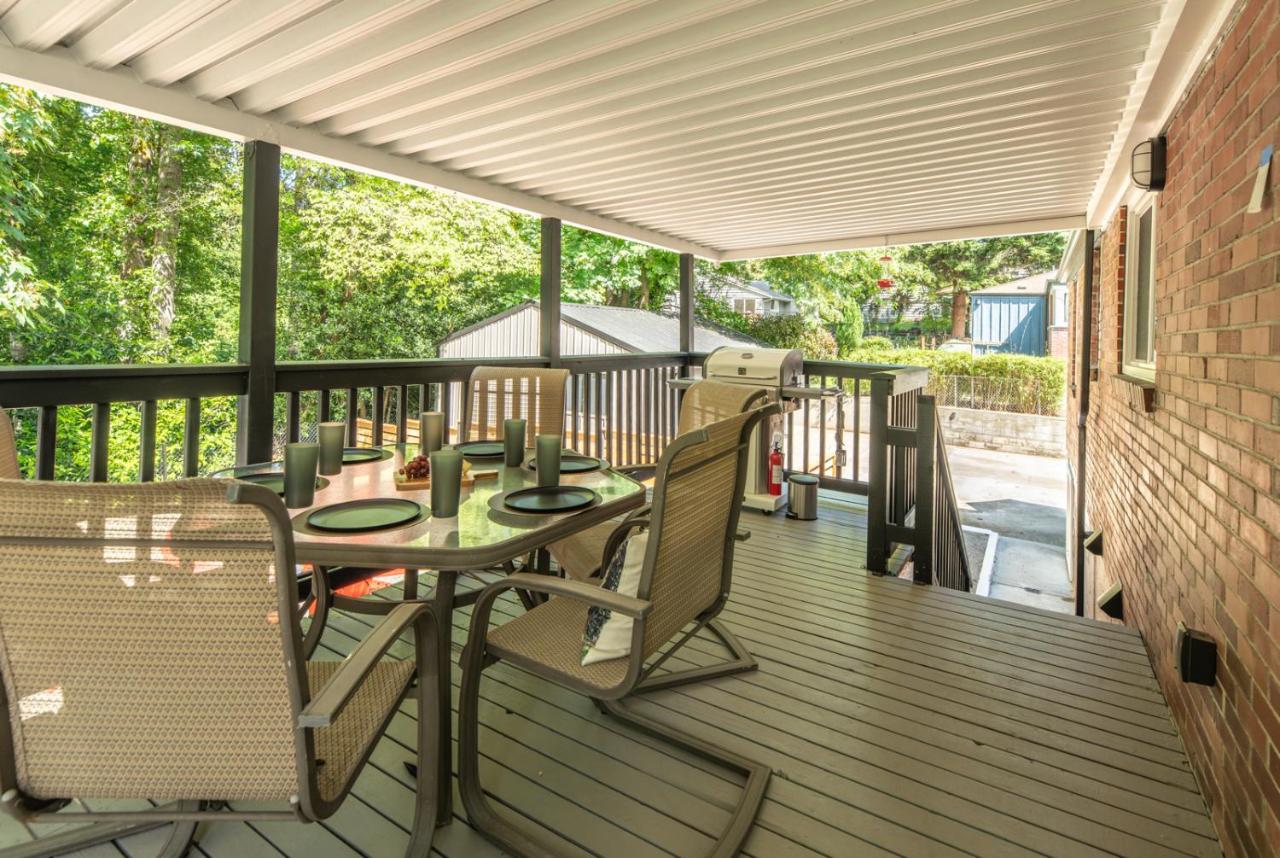 Creekside EscapeFirePitBBQAC1MiRailEVPets - B&B Seattle