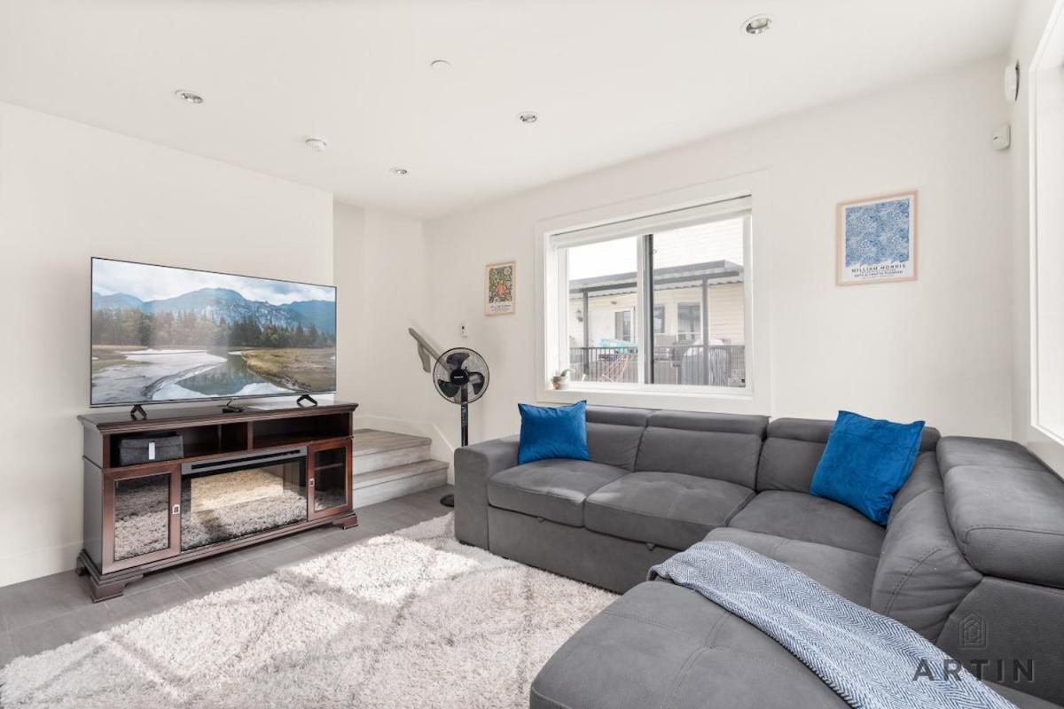 Sleek Coach House with Designer Kitchen - Sleeps 7 - B&B Vancouver
