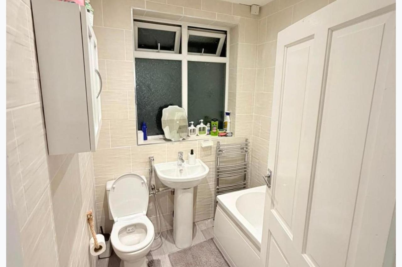 7 Guests 3-Br free parking-near Manchester Airport - B&B Cheadle