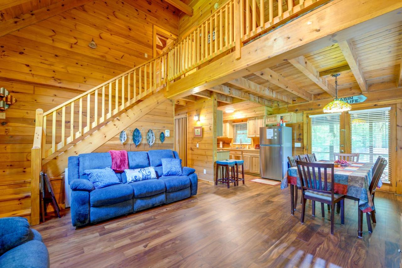 Cabin w/ Hot Tub + Fishing Pond in Del Rio! - Chambres d'hôtes Del Rio