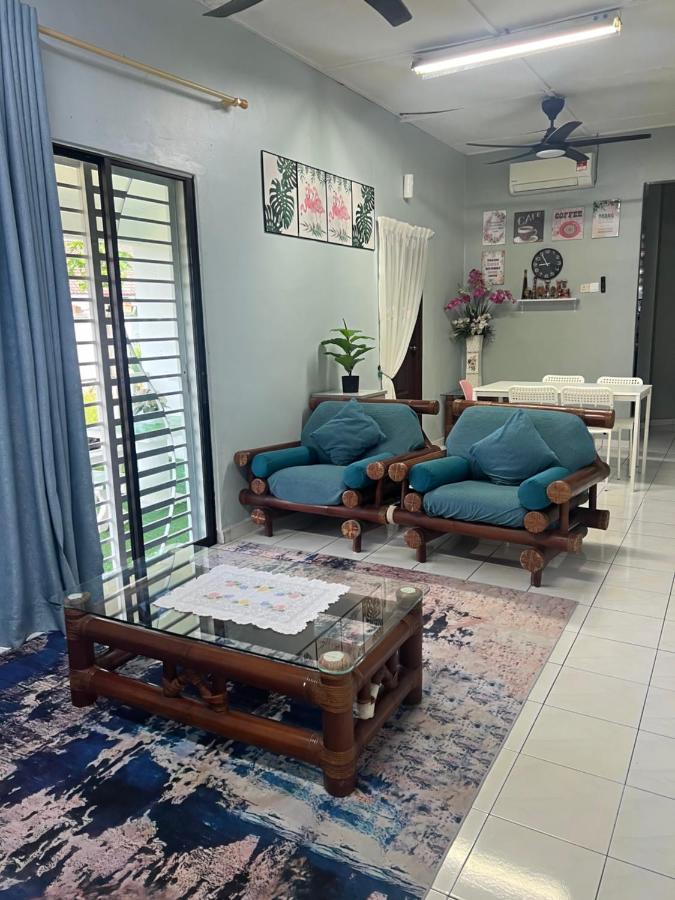 Laman Biru Azalea - B&B Pekan