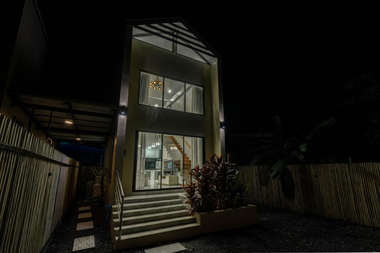Luxurious 1BR Villa in Central Location with AC - B&B Koh Pha Ngan