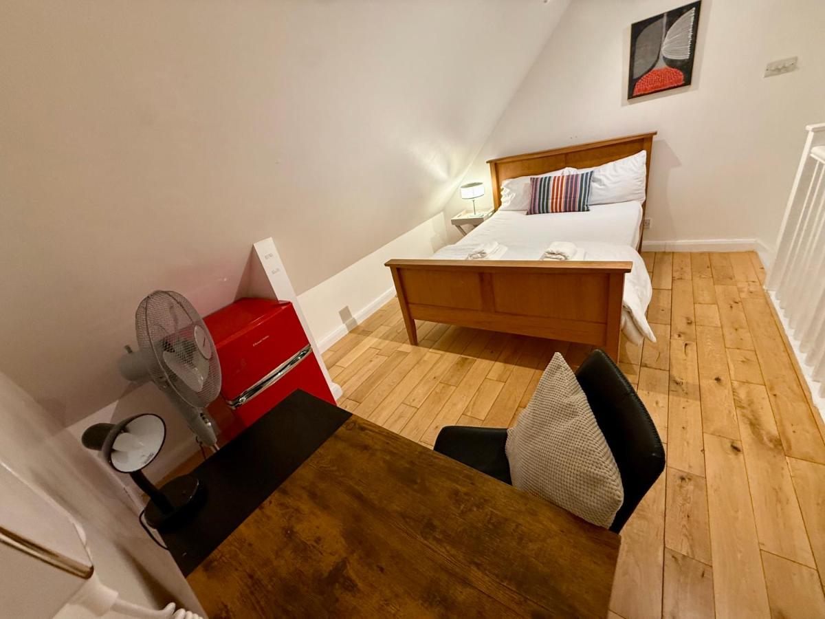 The Marina Loft, En-Suite Duplex, Canada Water - Bed and Breakfast Londen