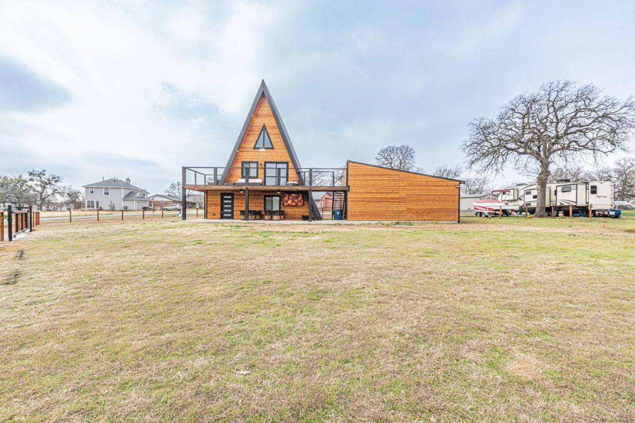 Modern A-Frame House with Water View I Near Frisco Weddings Venues I Lake Lewisville & Universal I Remote-Work Friendly Oasis Near PGA Frisco - Chambres d'hôtes Oak Point