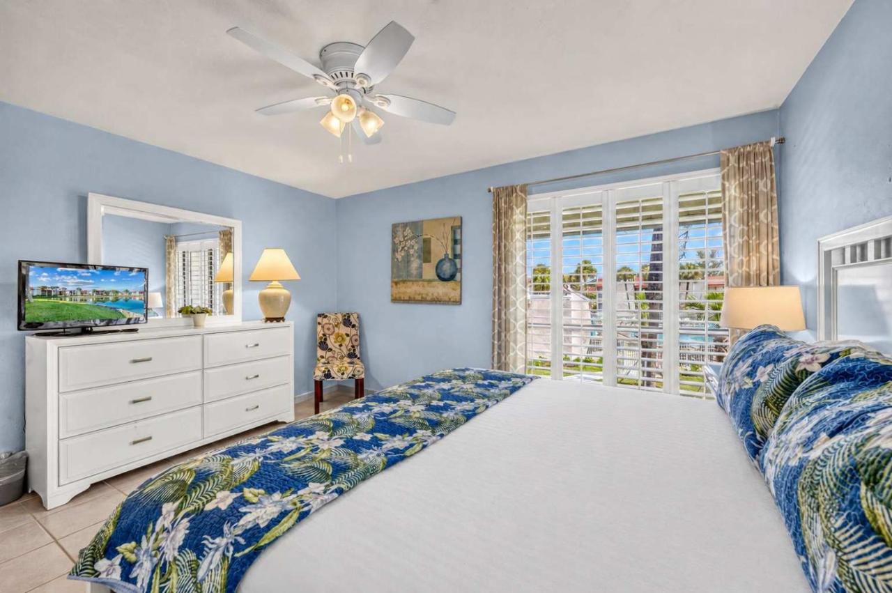 Dans Florida Condos Sea Life at Runaway Bay - B&B Bradenton Beach