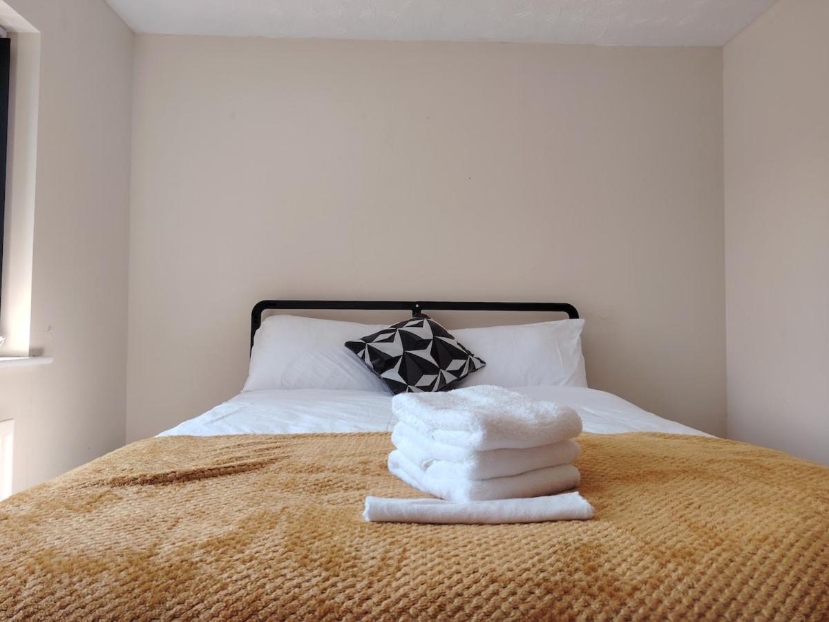 2 Bedroom Stay Perfect for Work, Study & Travel - B&B Walsall