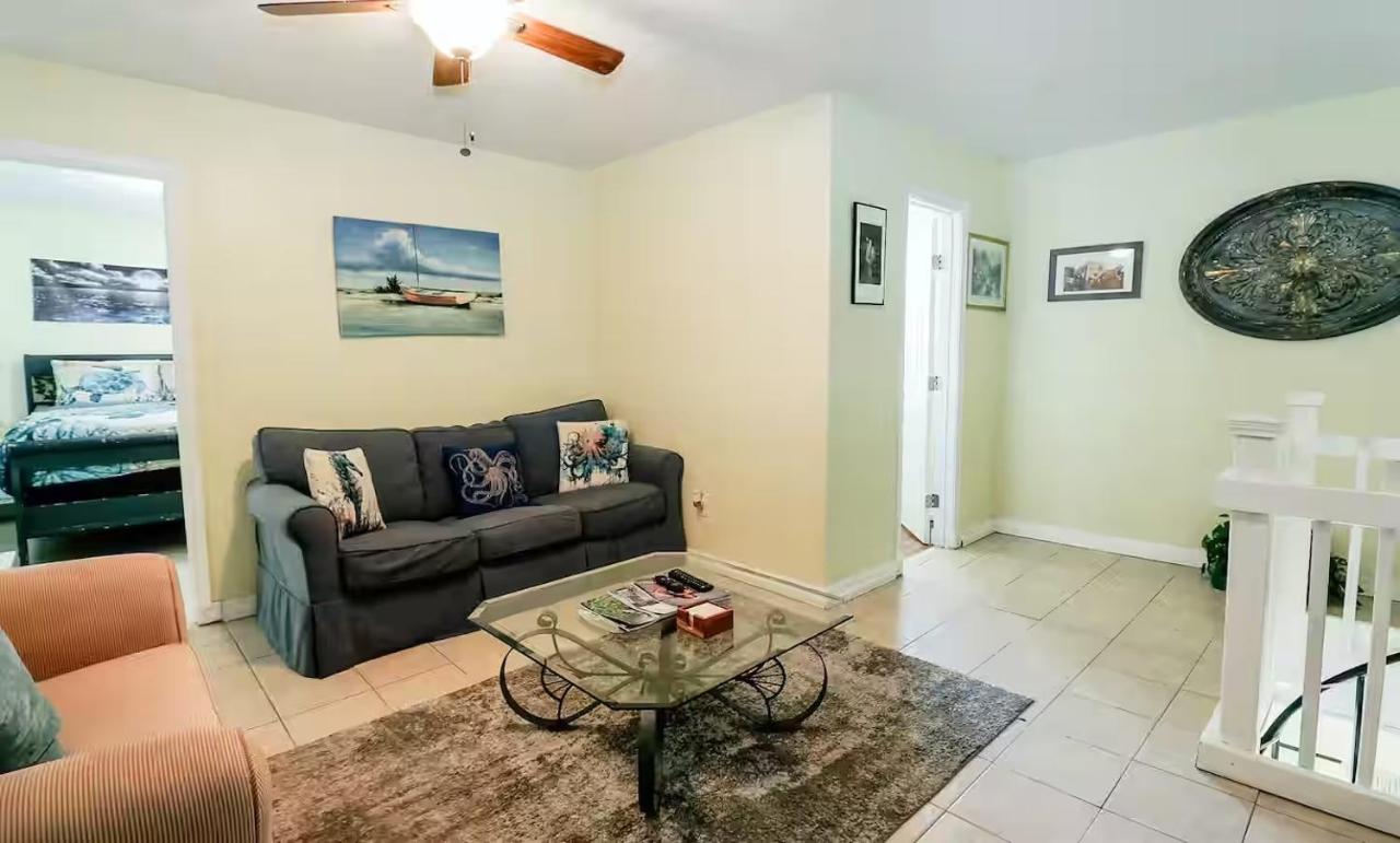 Two story home by Beach & Pier - Chambres d'hôtes Galveston