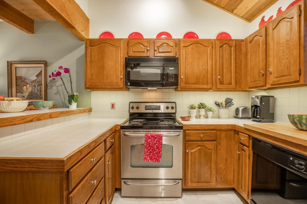 Townhouse Art Gallery in Mammoth's Best Location - B&B Mammoth Lakes