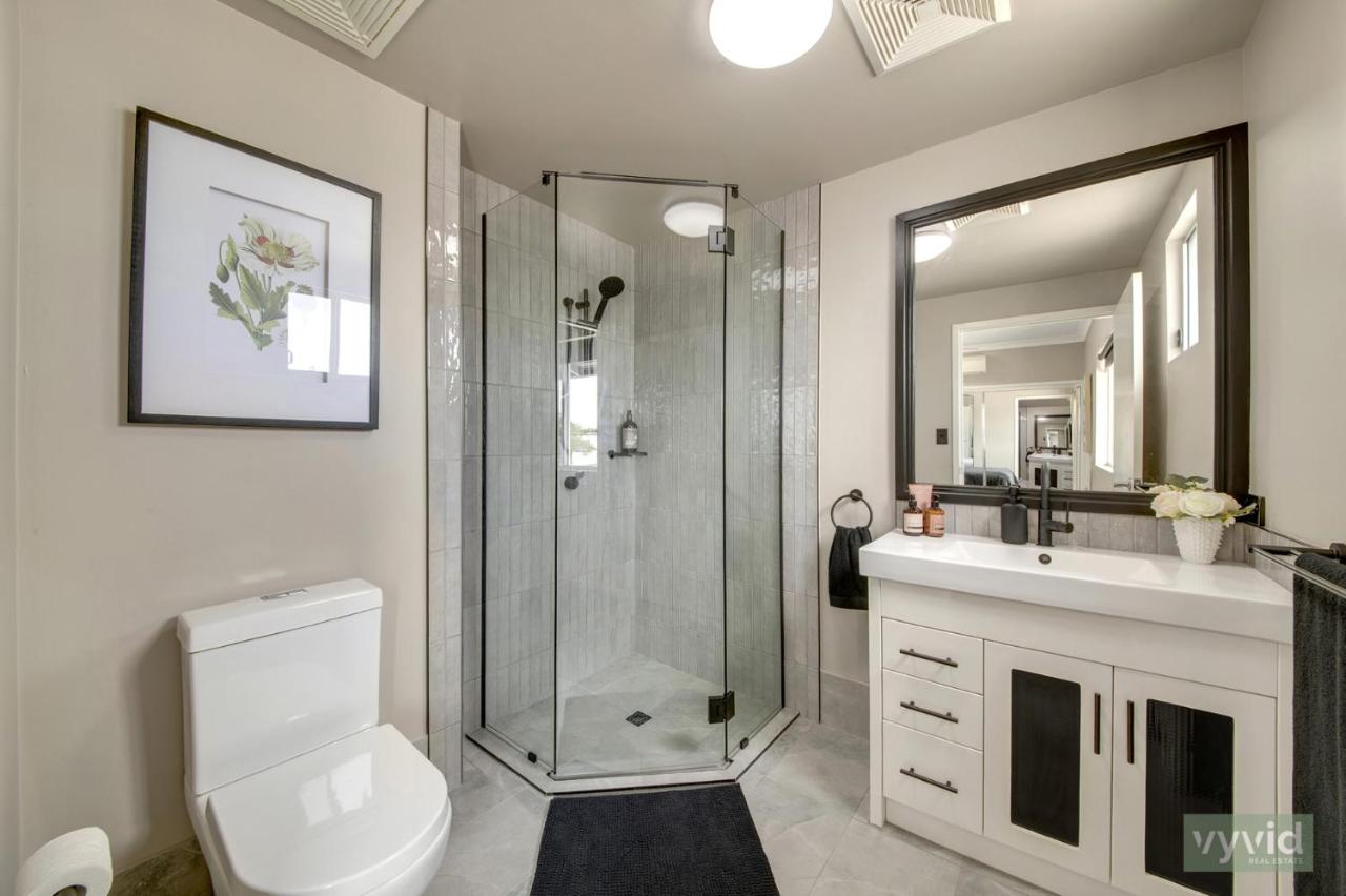 Modern Beach Apartment - Bed and Breakfast Gladstone