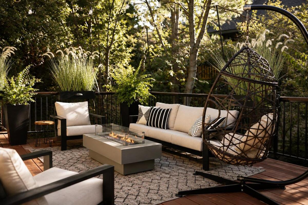 A Peaceful Mountain Retreat, Hot Tub & EV Charger - Chambres d'hôtes Lake Arrowhead