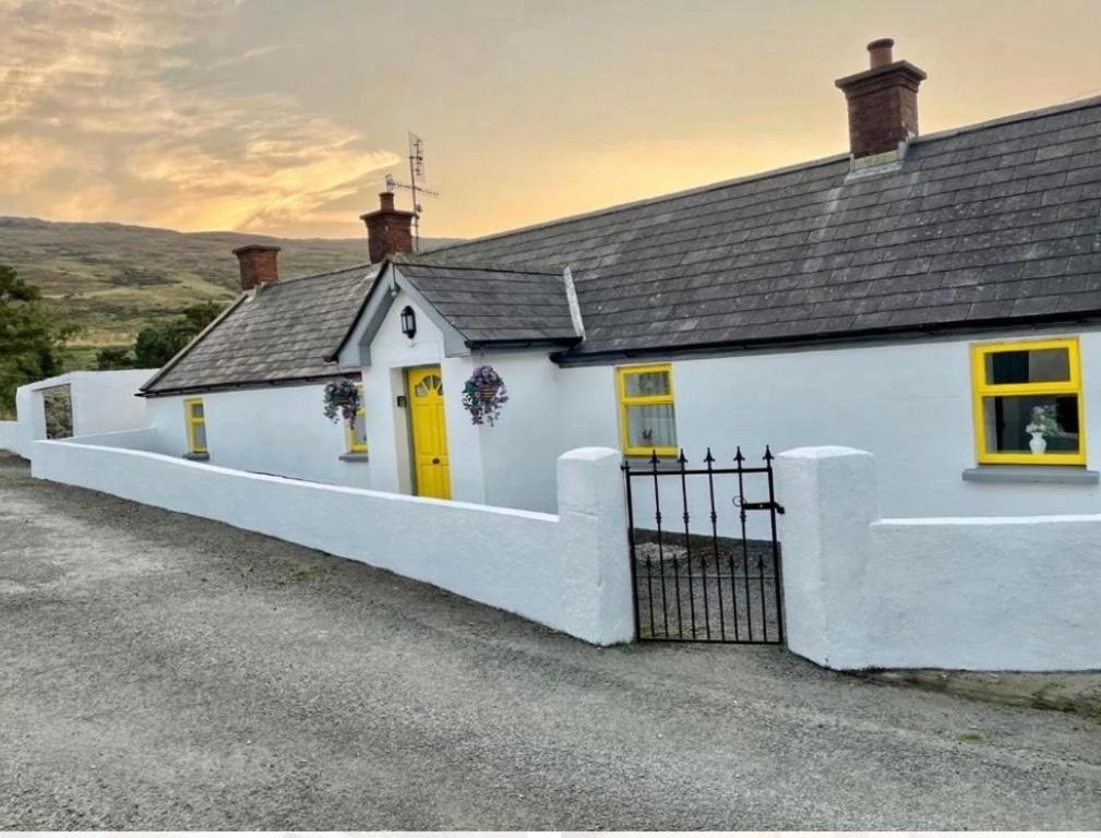 Entire Cottage The Nest, Omeath near Carlingford - B&B Tullaghomeath