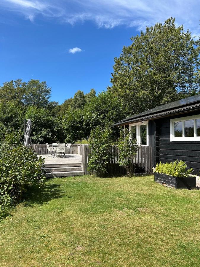 Modern Log Cabin with Fireplace, Forest and EV Parking - Ferienwohnung Hjärnarp