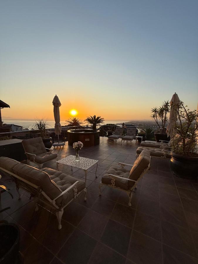 Phezulu Manor - Luxury Villa with Panoramic Views & 5 Terraces - B&B Gordon’s Bay