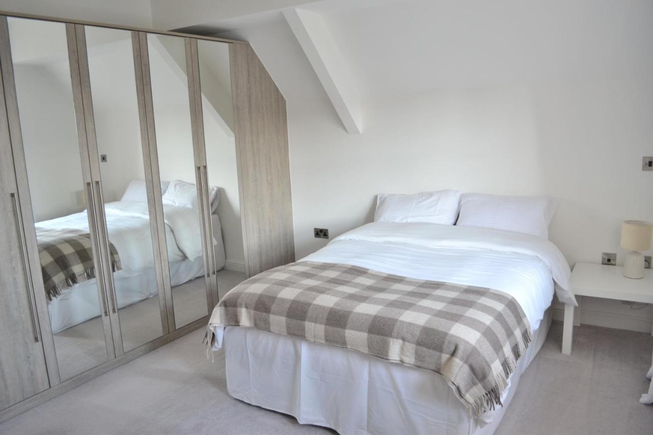 The Residence 3-Bed Apt Sleeps 6 with Parking - Bed and Breakfast Lancaster