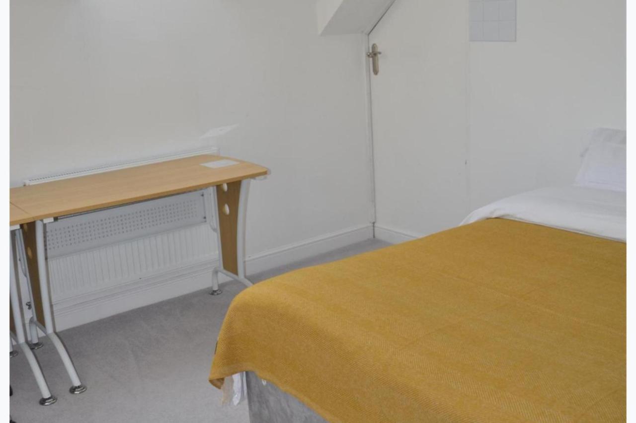 The Residence 3-Bed Apt Sleeps 6 with Parking - Bed and Breakfast Lancaster