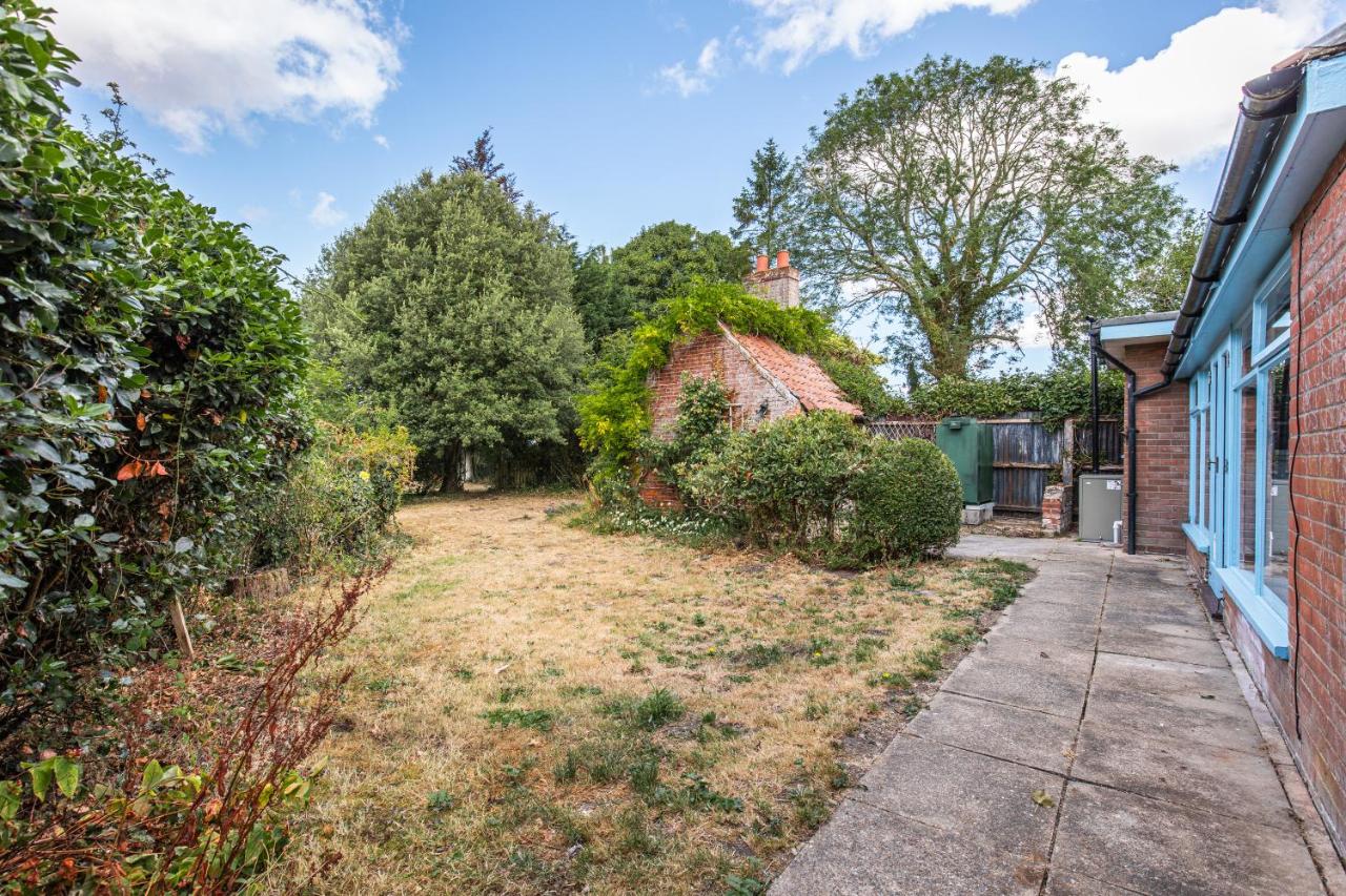 Kelsey Bottom South Cottage, charming characterful cottage, with a quintessential cottage garden tucked away in the heart of the Norfolk countryside - B&B Stibbard