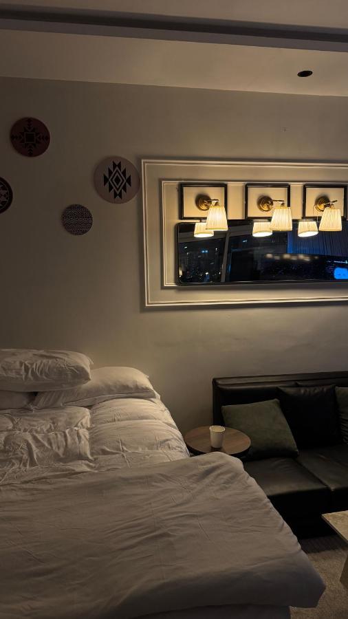 Cozy Studio in the Heart of the City with Tower Views & Private Outdoor Space - Chambres d'hôtes Riyad