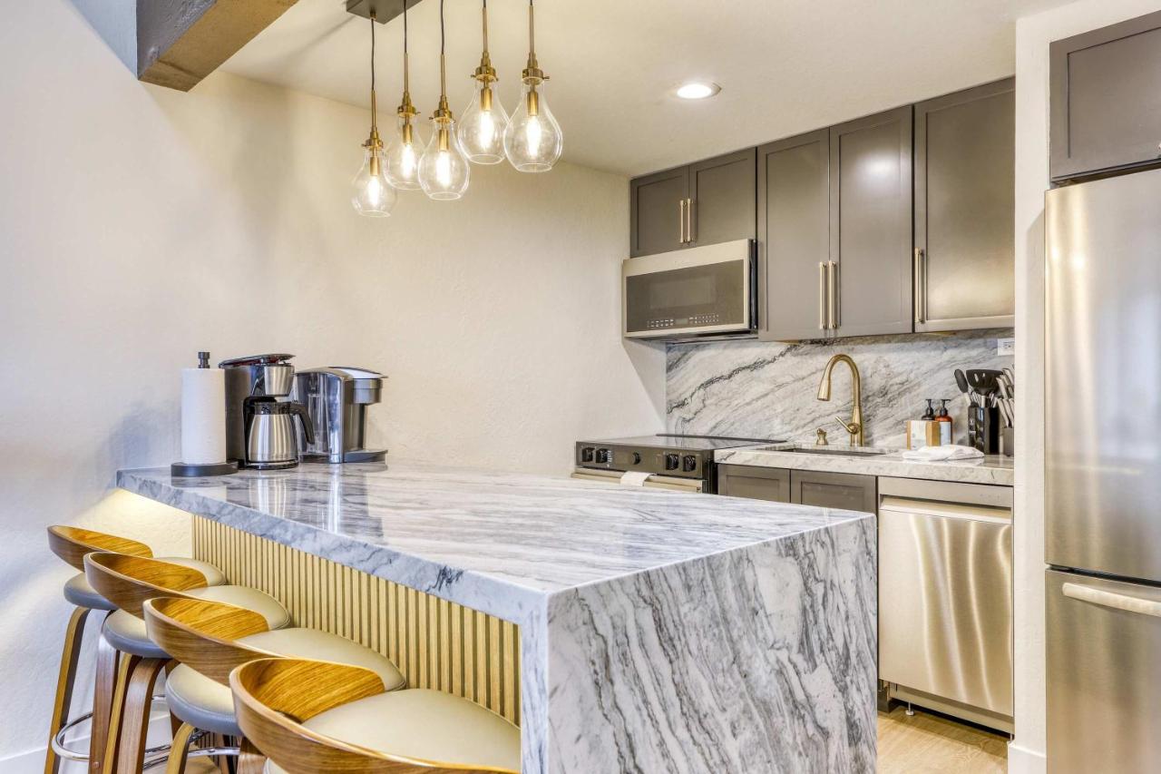 Modern Tahoe Retreat - Your Place to Unwind - B&B South Lake Tahoe