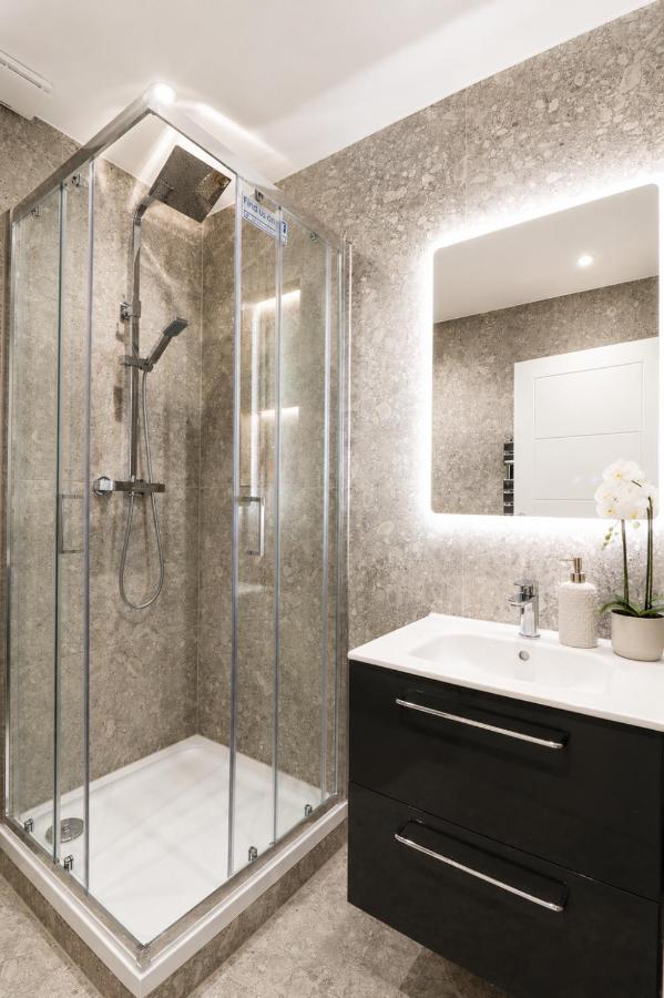The Eden Suite - 1BR Chic Apt with Luxe Shower, Smart TV & Free Secure Parking in Central High Wycombe HP13, Sleeps 3 - Chambres d'hôtes High Wycombe