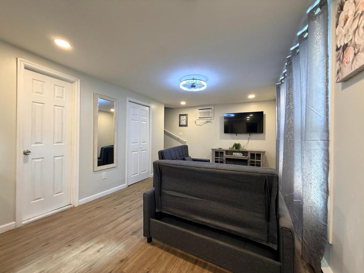 Modern Downtown Newton House Unit - Ferienwohnung Newton