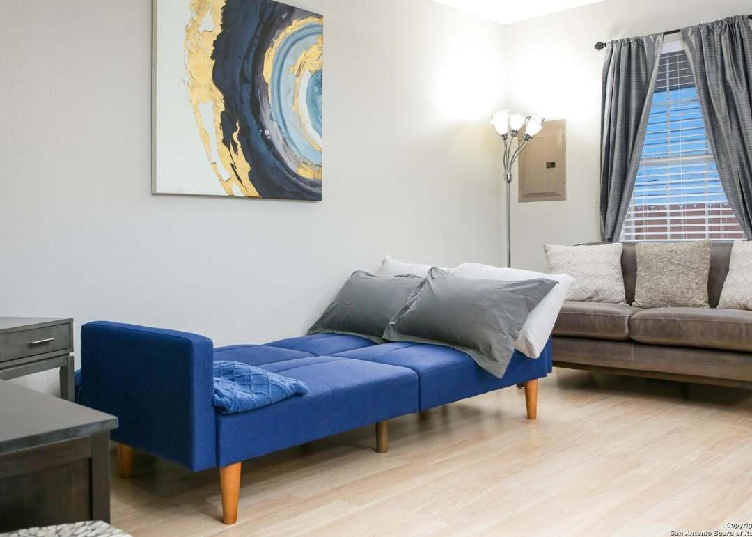 Stylish Home near Lackland & Downtown-Pet Friendly - B&B San Antonio