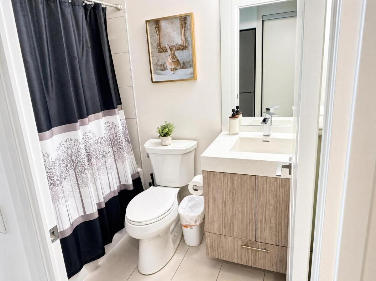 StayToronto - Sleek Studio near Eaton Centre - B&B Toronto