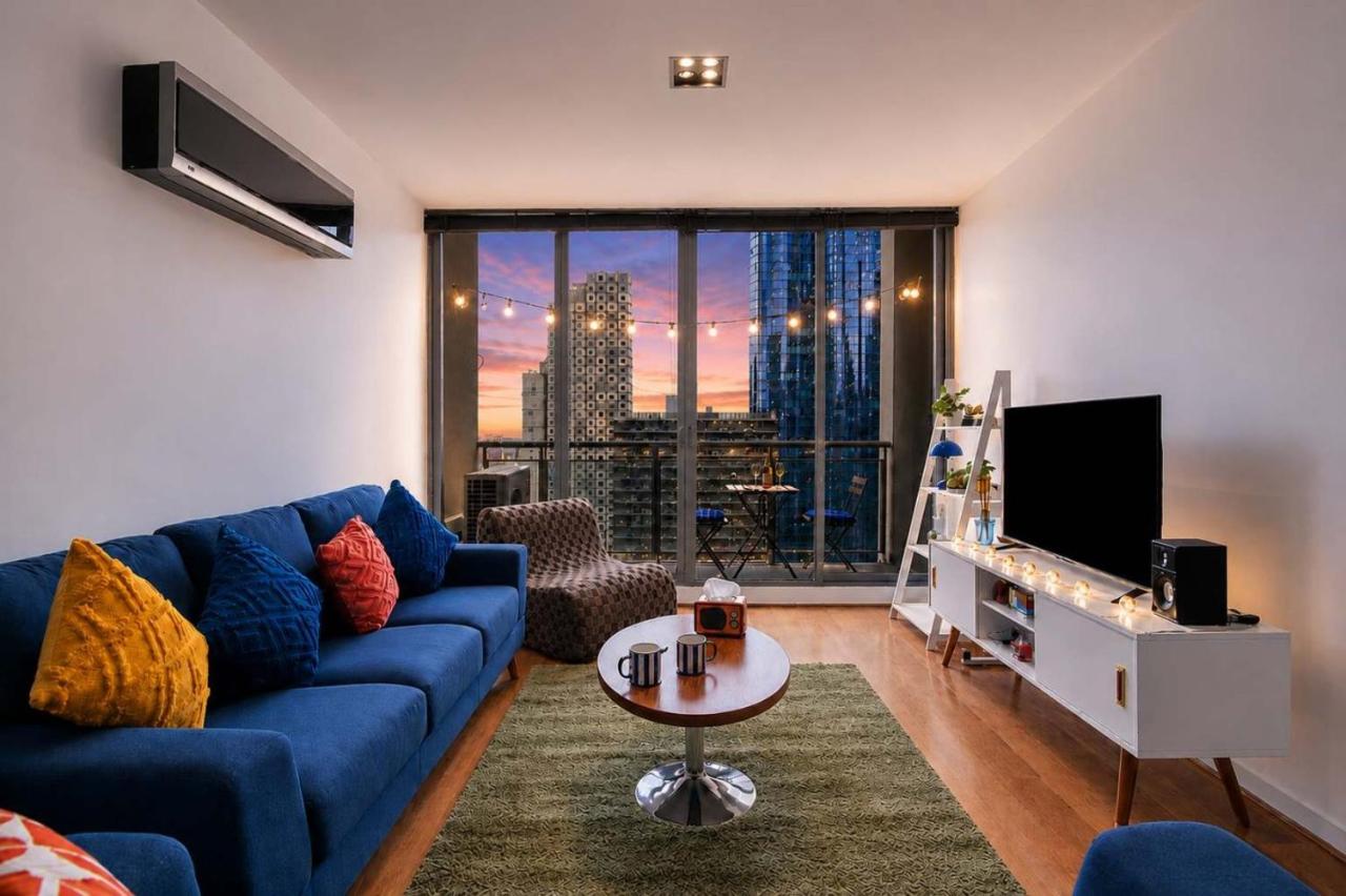 3BR Retro CBD Retreat - Pool, Views & Free Parking - B&B Melbourne