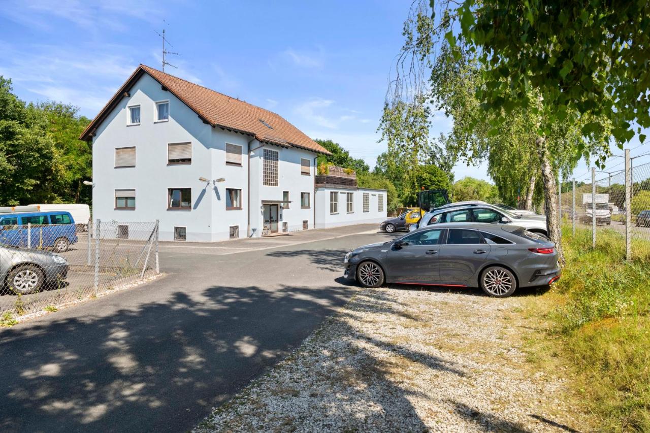 Lemon Suites 5 Apartment für Gruppen und Teams - Ideal für Monteure - Große Wohnung mit 2 Bädern - B&B Oberasbach