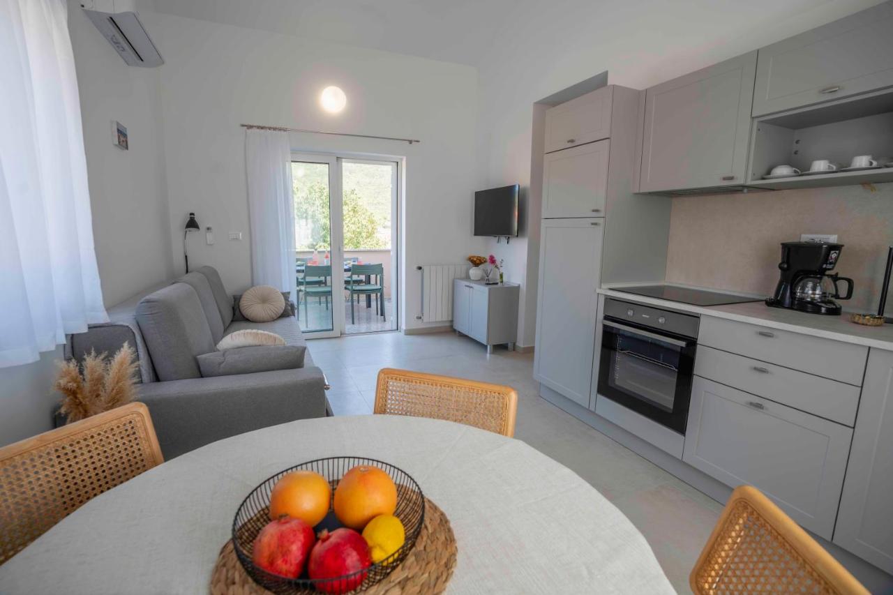 Villa Marina - Sea View Apartments - Bed and Breakfast Cres (stad)