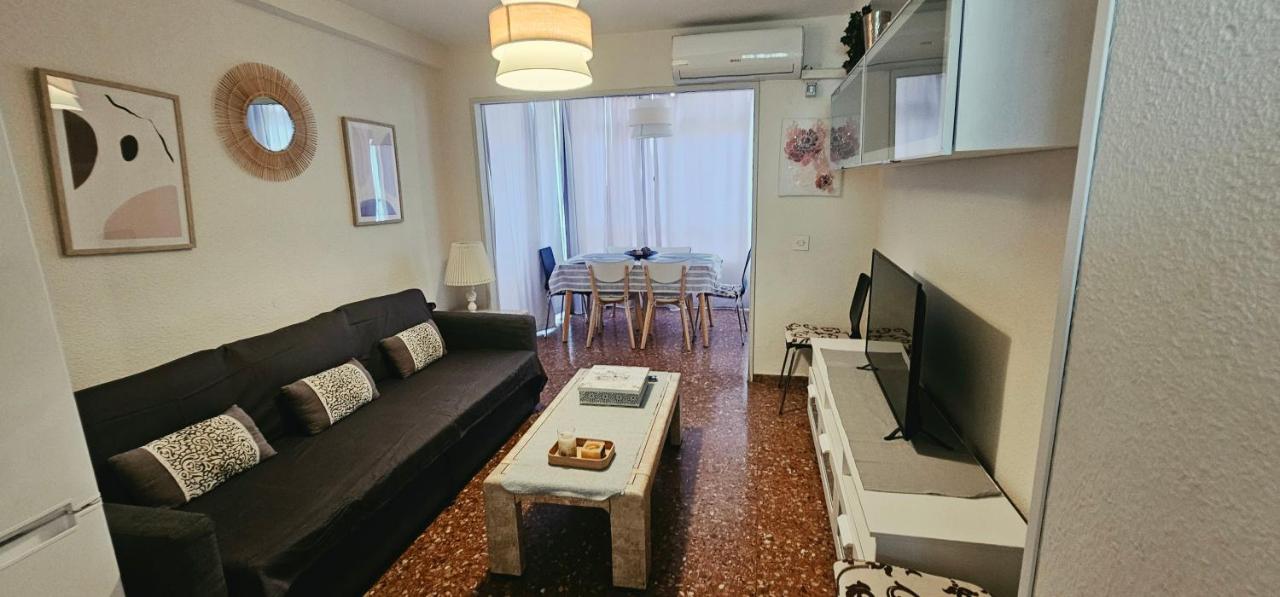 APT ALHAMBRA 3 HAB, ""2 con aire frio"" WIFFI, ZONA PLAYA de LEVANTE-PISCINA- parking Extra - B&B Benidorm