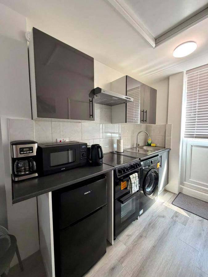 Modern Studio with Free Parking Near City Airport and ExCeL - Bed and Breakfast Londen