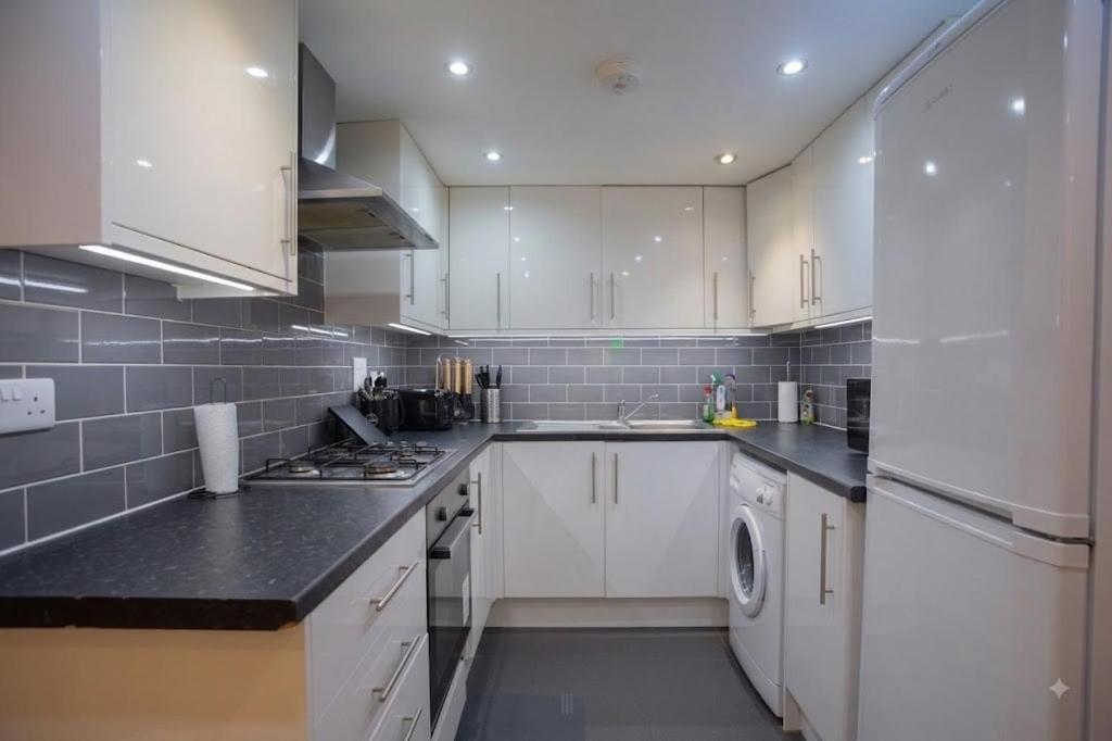 Stylish 2BR Greenwich Home Free Parking 02 - B&B Londres