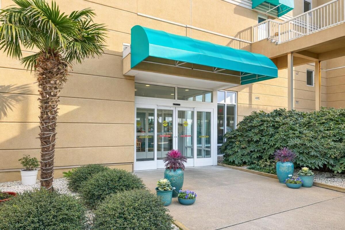 Boardwalk Oceanfront Condo with Panoramic Views - B&B Virginia Beach