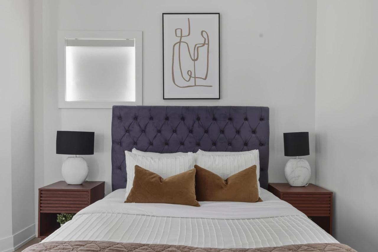 Modern 2BR apartment with free parking sleeps 5 - Ferienwohnung Toronto