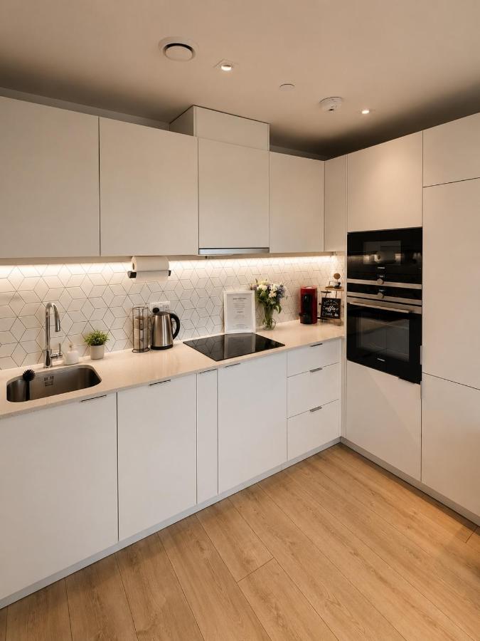 Luxury Apartment Gym, Cinema, work hub & Game Room - Chambres d'hôtes New Milton