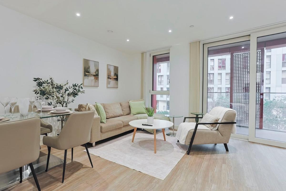 Luxury Riverside Apartment with Private Balcony - B&B London