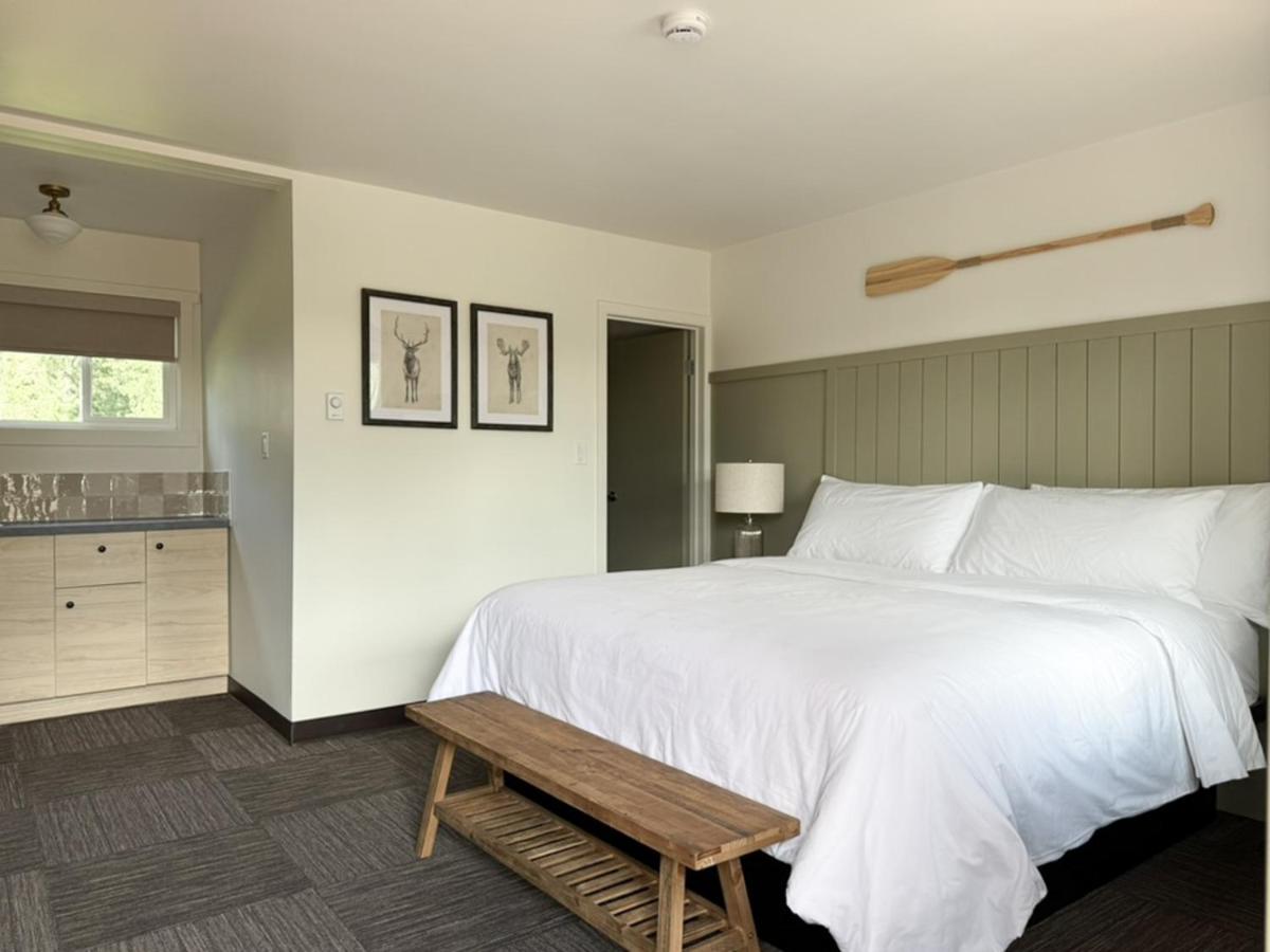 The Trail Inn - Kenora, ON - On Longbow Lake - B&B Kenora
