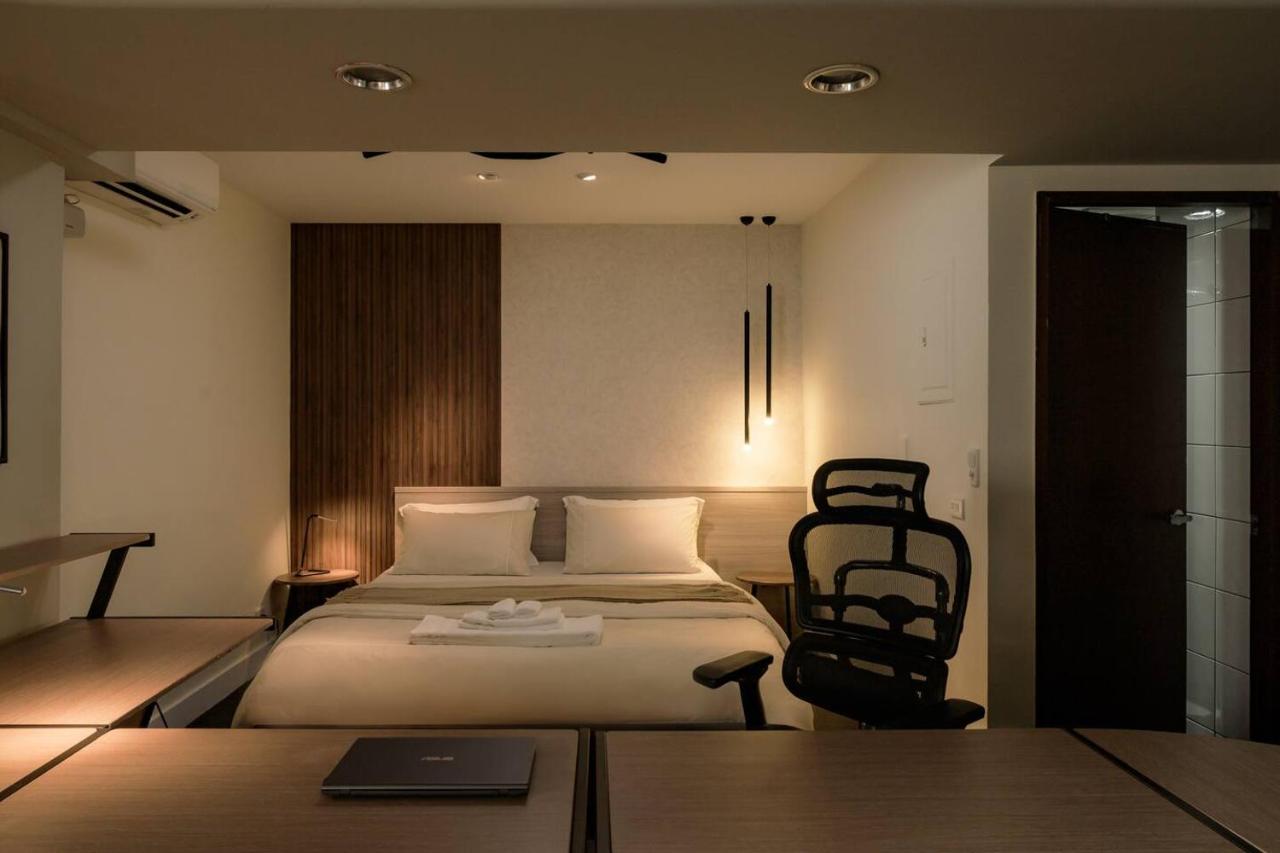 Philosopher's Oasis, 30sec to ZhongXiao Dunhua MRT 哲思淨地 忠孝敦化站步行30秒 - Chambres d'hôtes Taipei