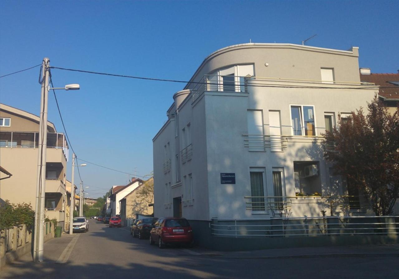 Corner Apartment - loggia - Ferienwohnung Zagreb