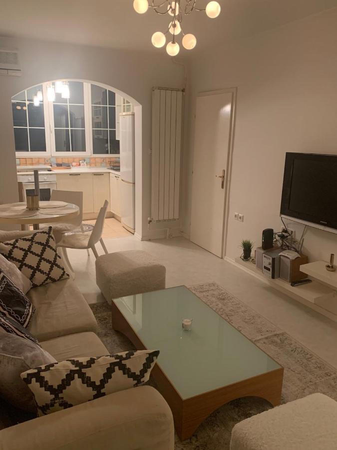 Stylish White Apartment 10 - B&B Skopje
