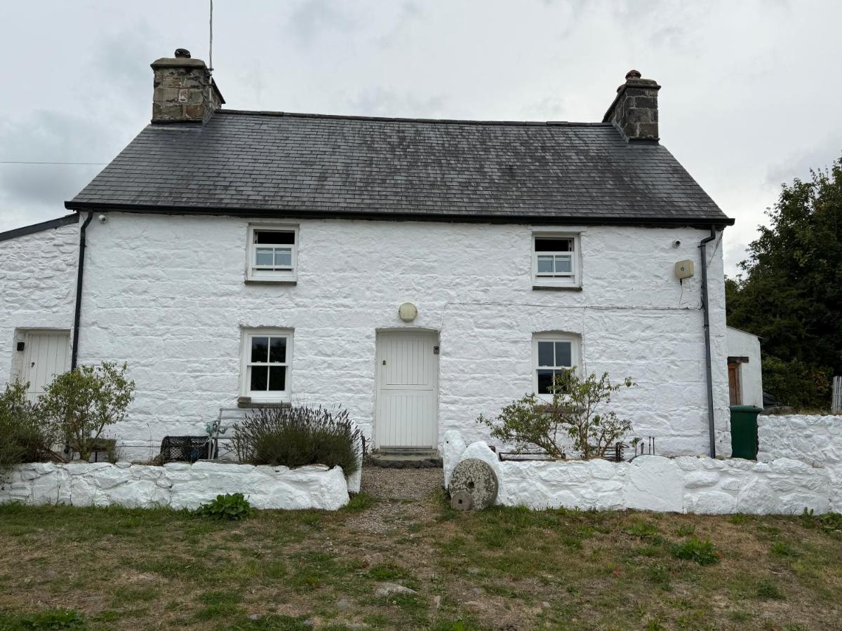 Ffynnonau - Newport, Pembrokeshire, set in a secluded spot at the foot of Carn Ingli - a beautifully curated, three-bedroom 1840 farmhouse - Chambres d'hôtes Cilycwm