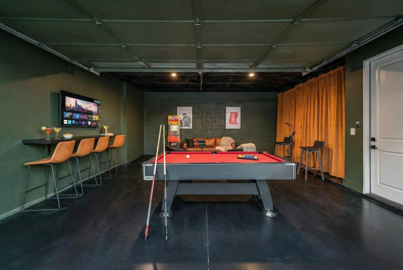 Rooftop Hot Tub City Views Pac-Man Pool Table - Bed and Breakfast Nashville