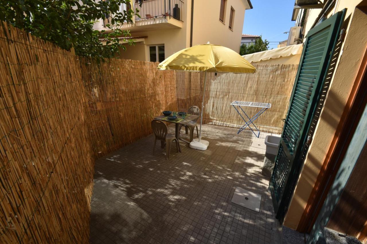 Bilocale BASSAMAREA - Centralissimo con clima e spazio esterno - B&B Marina di Campo