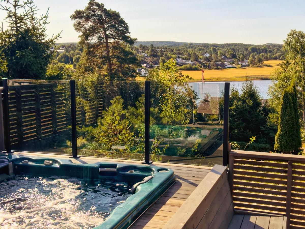 Modern Cabin with Jacuzzi and Stunning Sea View - B&B Karlshus