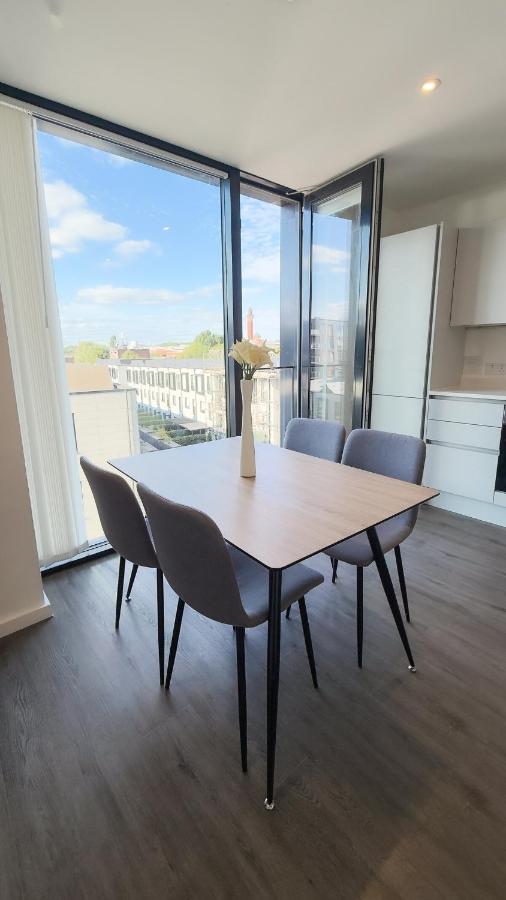 Balcony Smart TV 20mins to Airport FREE Parking - Bed and Breakfast Manchester