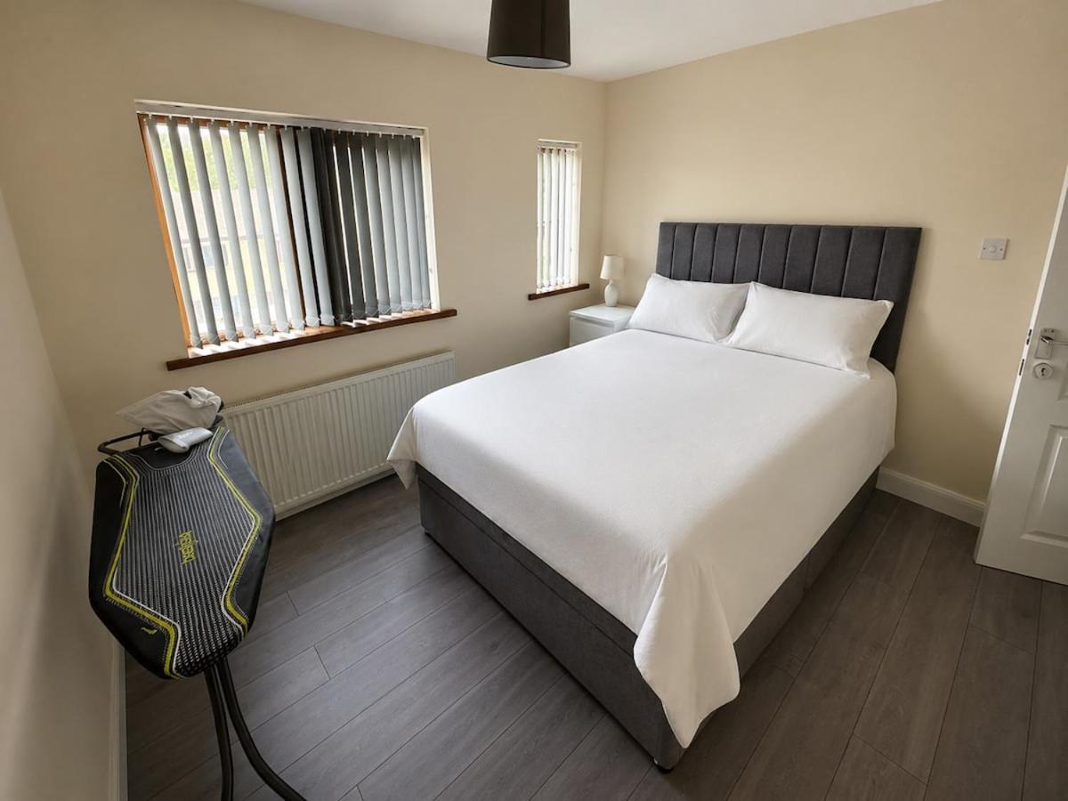 Spacious 4BR Home , Sleeps up to 9 , Parking & WiFi - Bed and Breakfast Batley