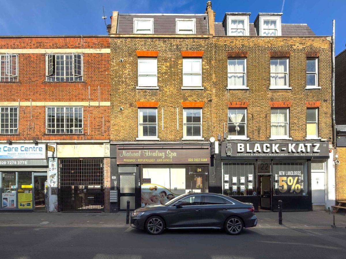 Modern Angel 2 Bedroom 2 Bathroom Duplex With Balcony Only 5-Min Walk to Angel Station Sleeps 5 - Chambres d'hôtes Londres
