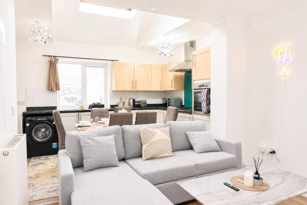 6BDR House in Old Trafford Sleeps 15 Parking - B&B Manchester